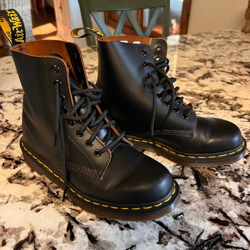 Dr. Martens unisex 1460 black smooth leather lace up boots men’s 6 women’s 8
